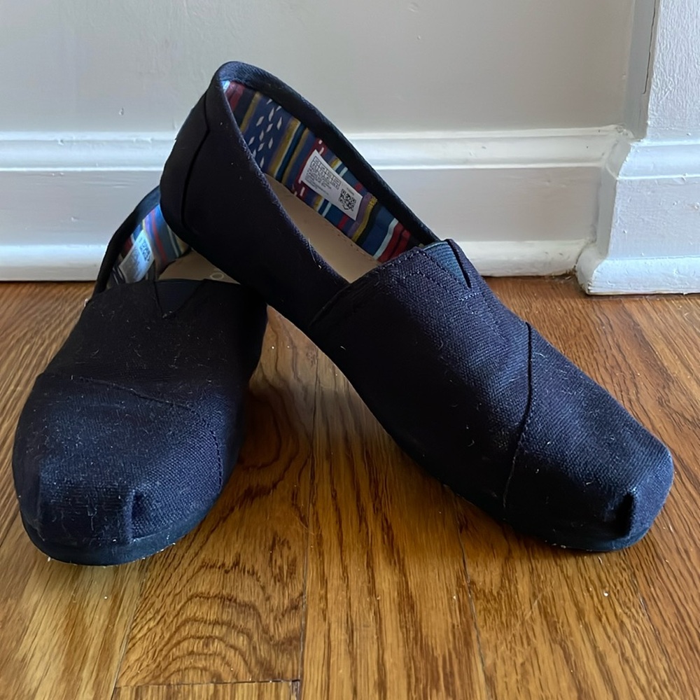 All black Toms slip-on Alpargatas 9.5